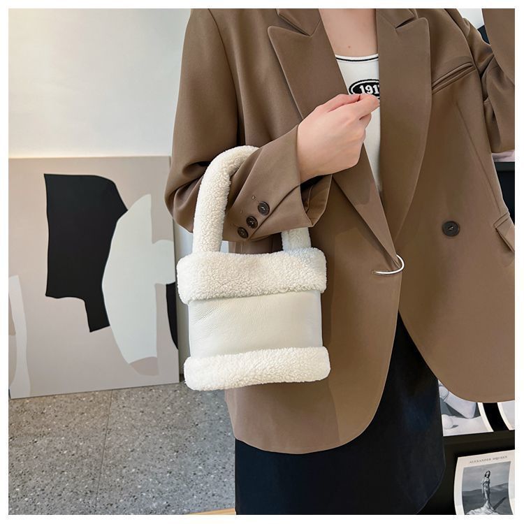 Bolso de mano mini de invierno para mujer, de lana de cordero, con empalme, estilo celebridad, de felpa_voghion.com