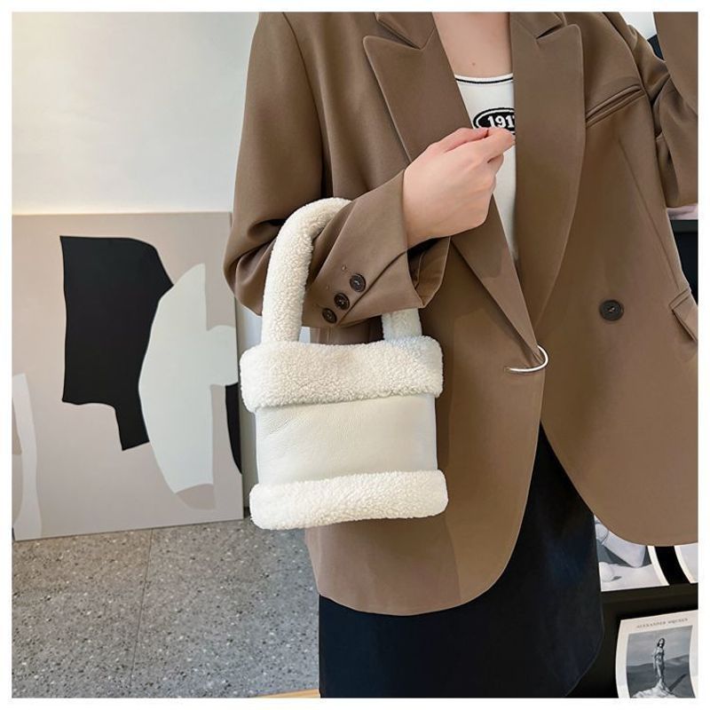 Women's winter new lamb wool splicing hand held mini cute net celebrity bucket bag plush bag_voghion.com