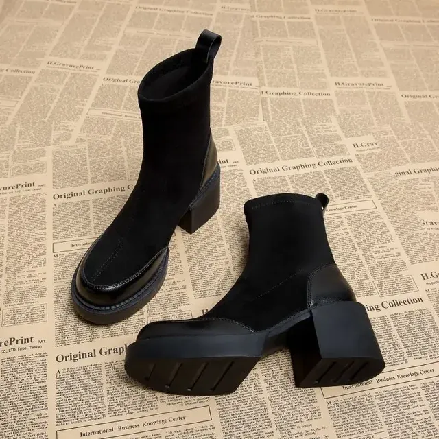 Sapatos curtos para mulher Botas femininas pretas de cano curto Calçados de meia Botas de combate Salto muito alto Camurça Estilo punk Salto alto_voghion.com
