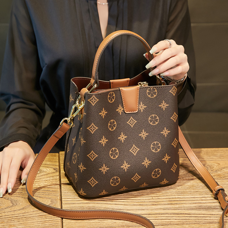 2023 Nuova borsa a secchiello per l'acqua alla moda e avanzata Borsa a tracolla per ridurre l'età alla moda Borsa a tracolla portatile alla moda_voghion.com