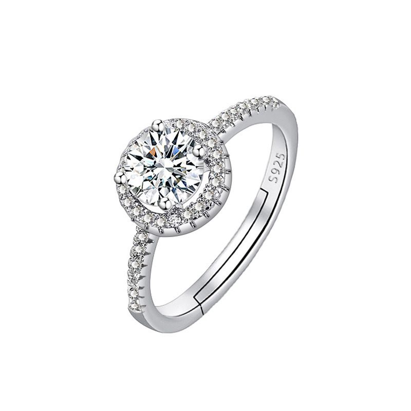 Anello di coppia regolabile con quattro punte da un carato, in oro bianco 18 kt, con diamanti simulati Moissanite e zirconi intarsiati lucidi e lussuosi._voghion.com