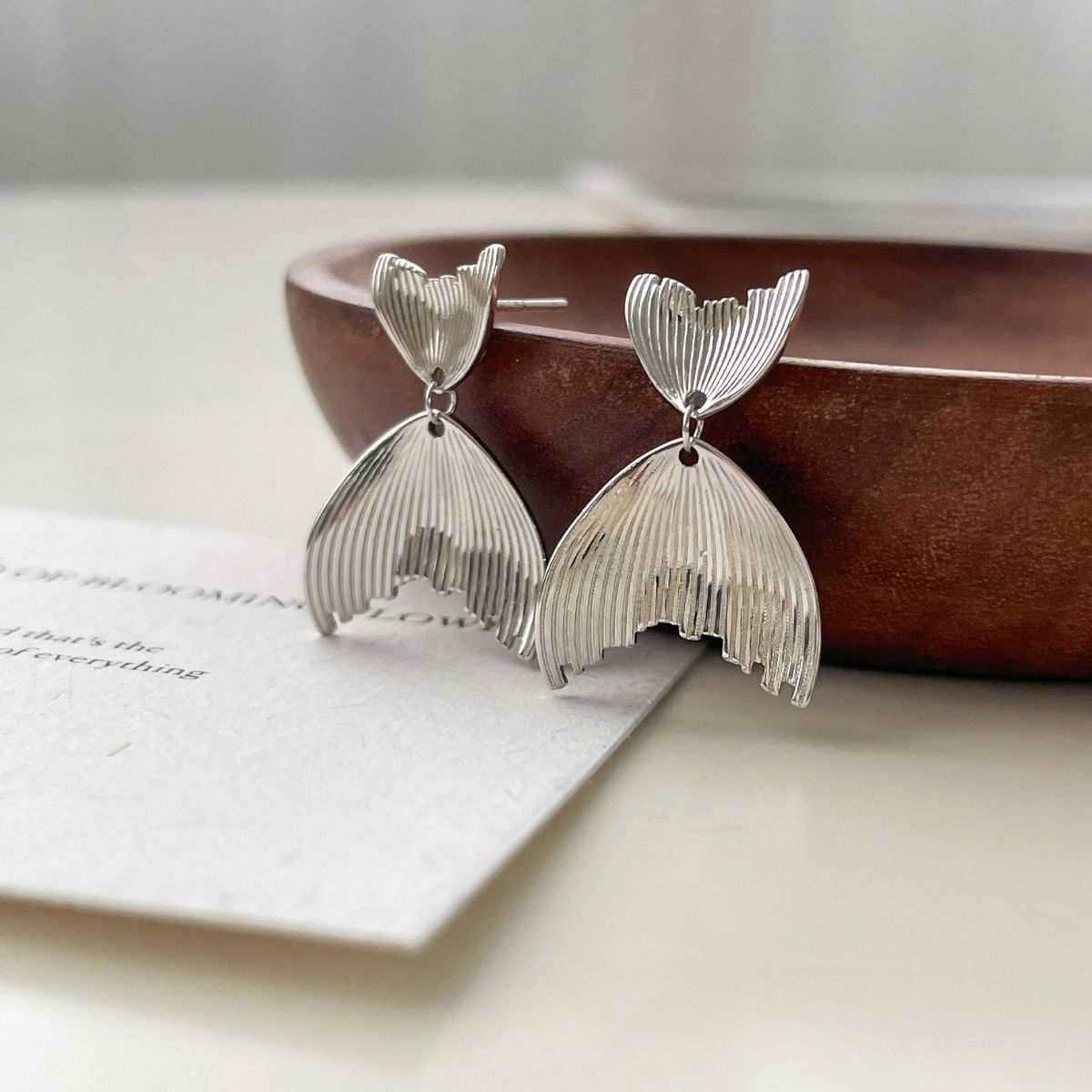 Tichins Cool Style Pure Sier Personalisierter gefalteter Fischschwanz für Frauen, mit einem kleinen und beliebten Design, French Light_voghion.com