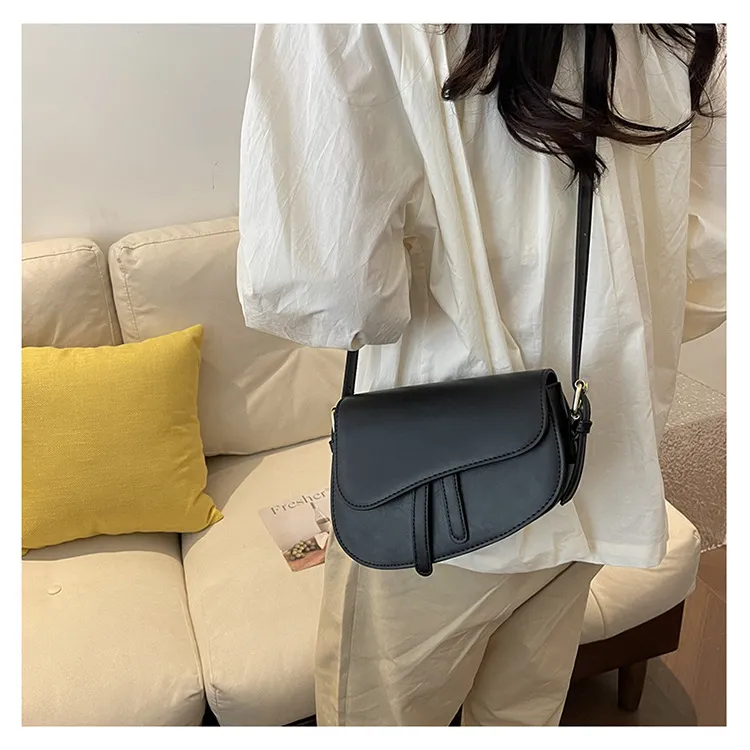 Paquet de niche de texture premium pour femmes, nouveau sac pour femme, sac à bandoulière populaire d'été, sac de selle à bandoulière simple_voghion.com
