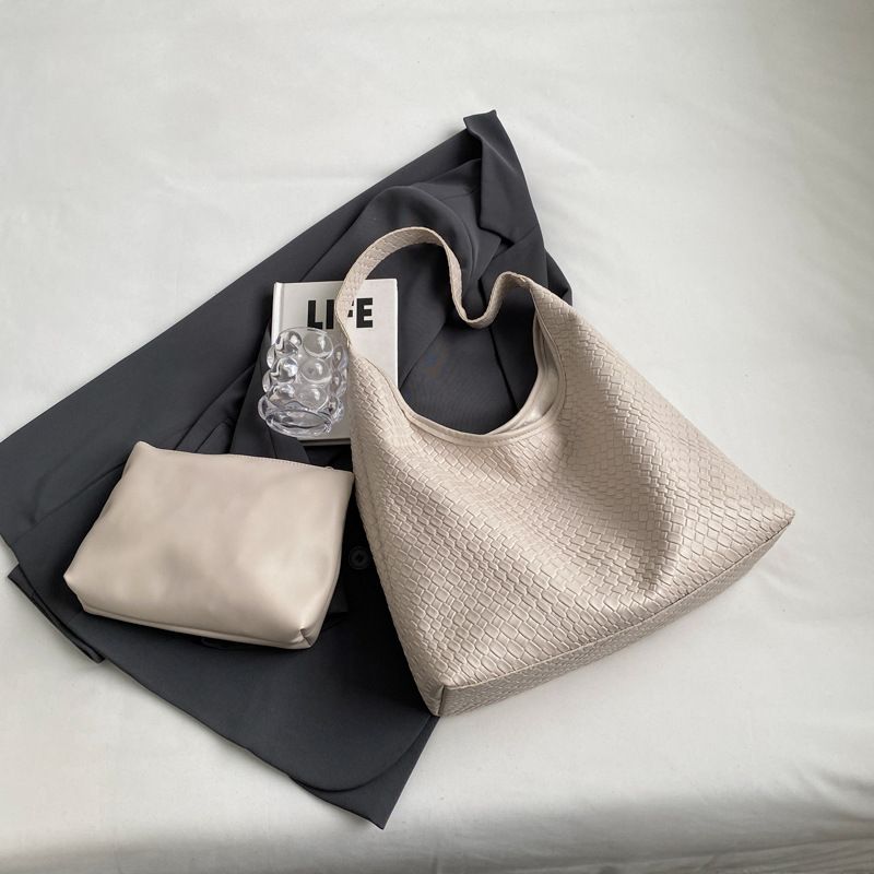 Borsa a mano in tessuto goffrato alla moda per le donne, nuova borsa a tracolla sottobraccio di alta gamma per l'autunno e l'inverno 2023_voghion.com