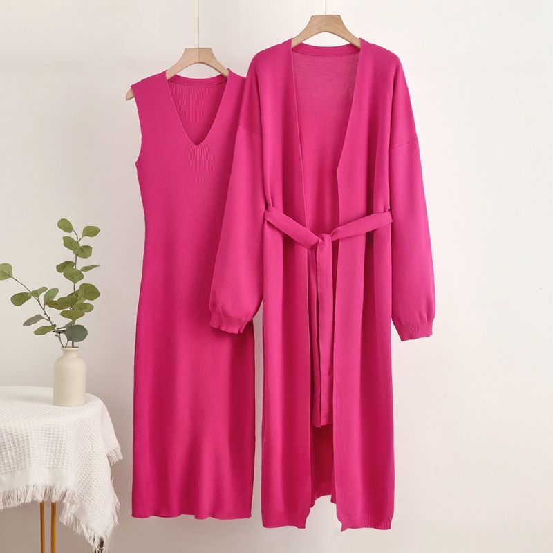 Elegante completo composto da cardigan e abito in maglia a maniche lunghe: vestibilità slim, look alla moda per l'autunno/inverno_voghion.com