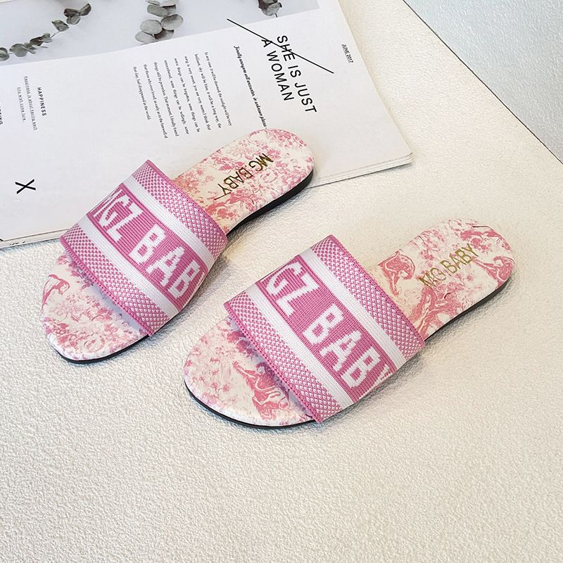 2024 summer new Korean version of little girls' open toed sandals, fashionable and casual soft soled one-piece slippers_voghion.com