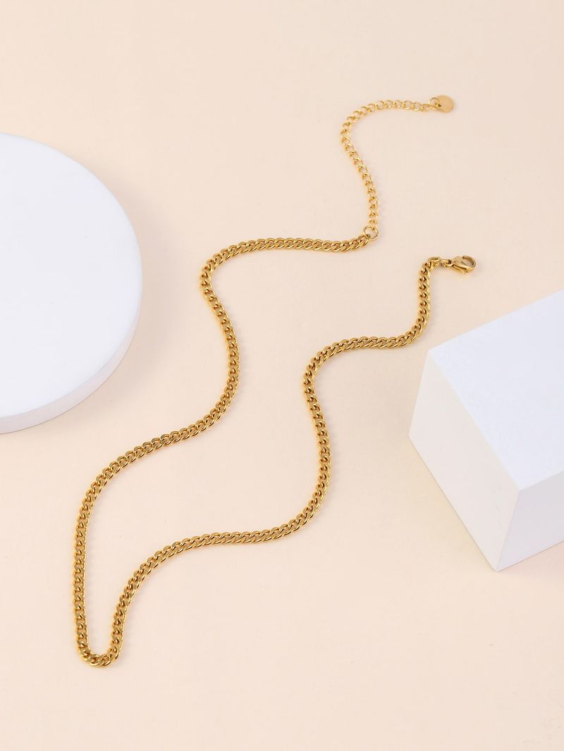 Un collier chaîne doré simple et polyvalent_voghion.com