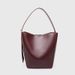 single Shoulder Crossbody Bag That Exudes A Sense Of Luxury And A Niche Design. It Features A Bucket Bag, A Handle, And A Mother Bag_voghion.com