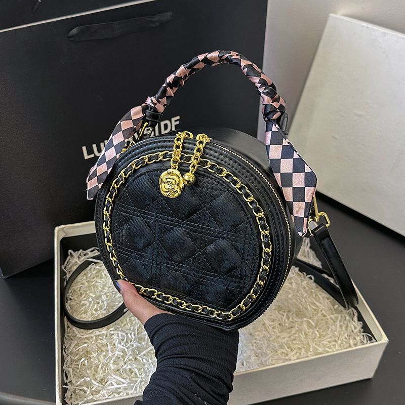Moda podręczna dla kobiet 2024 nowa jednokolorowa pachnąca wiatr Lingge mała okrągła wszechstronna torba Crossbody_voghion.com