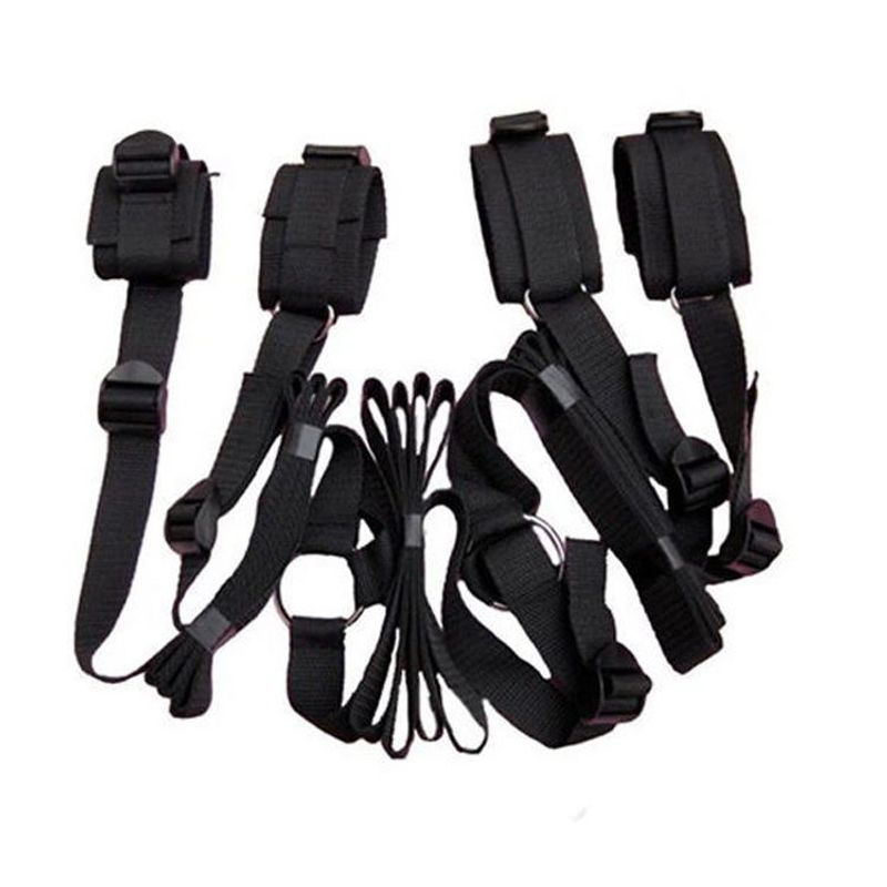 Binding binding straps on the bed, straps, handcuffs, leg splits, and alternative sexual products for couples in bed_voghion.com