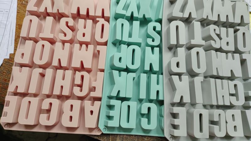 26-teiliges Alphabet-Silikonform-Set – Buchstaben-Schokoladen-/Kuchen-/Eiswürfelform zum Backen und Basteln (BPA-frei, antihaftbeschichtet, spülmaschinenfest)​_voghion.com
