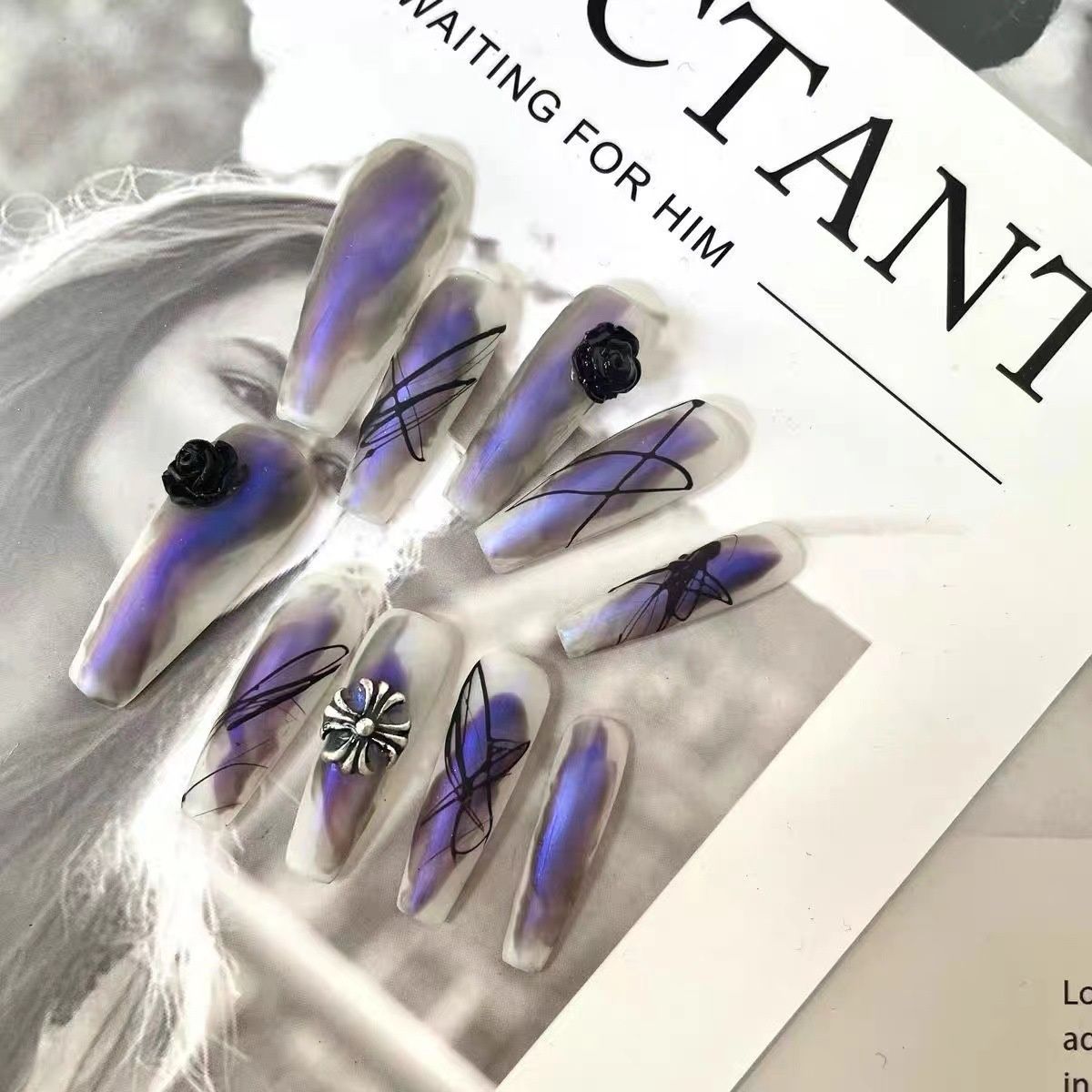 Patch Wear Manicure Wear Nail Handmade Usando um estilo Dark Ethereal Nail Art finalizada com Aurora preta e azul_voghion.com