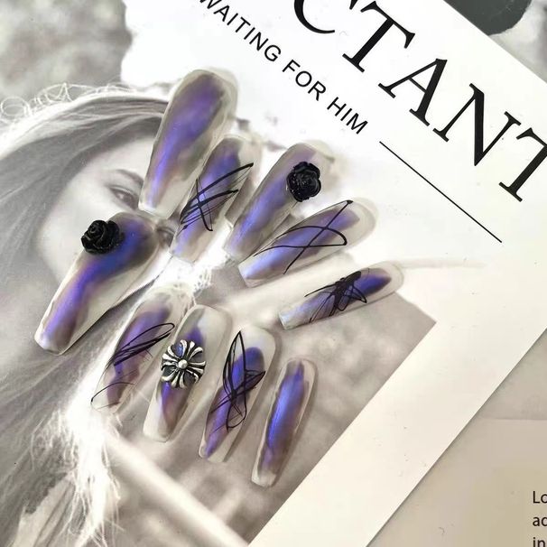 Patch Wear Manicure Wear Nail Handmade Usando um estilo Dark Ethereal Nail Art finalizada com Aurora preta e azul_voghion.com