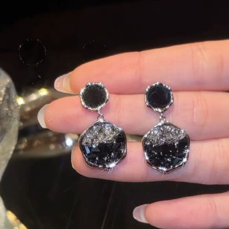 Women's earrings show your face, small design, high-end, cool and elegant, sparkling diamond earrings, niche and unique earrings_voghion.com