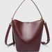 single Shoulder Crossbody Bag That Exudes A Sense Of Luxury And A Niche Design. It Features A Bucket Bag, A Handle, And A Mother Bag_voghion.com