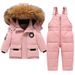 Conjunto de invierno premium para niños: chaqueta y pantalón acolchados con capucha desmontable, ribete de piel sintética ecológica y relleno de plumón de pato blanco al 90% ultracálido._voghion.com