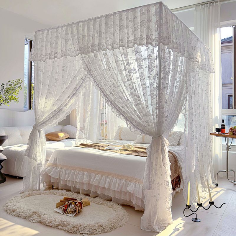 Lit européen dense sur pied de style princesse romantique française, avec moustiquaire en dentelle épaisse, style palais de luxe_voghion.com