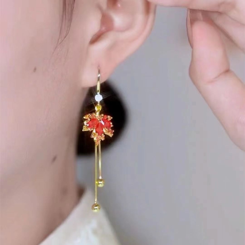 Dames oorbellen Rode esdoornblad herfst en winter oorbellen 2022 Nieuwe trendy high-end lange stijl modieuze kwast oorbellen oorbellen_voghion.com