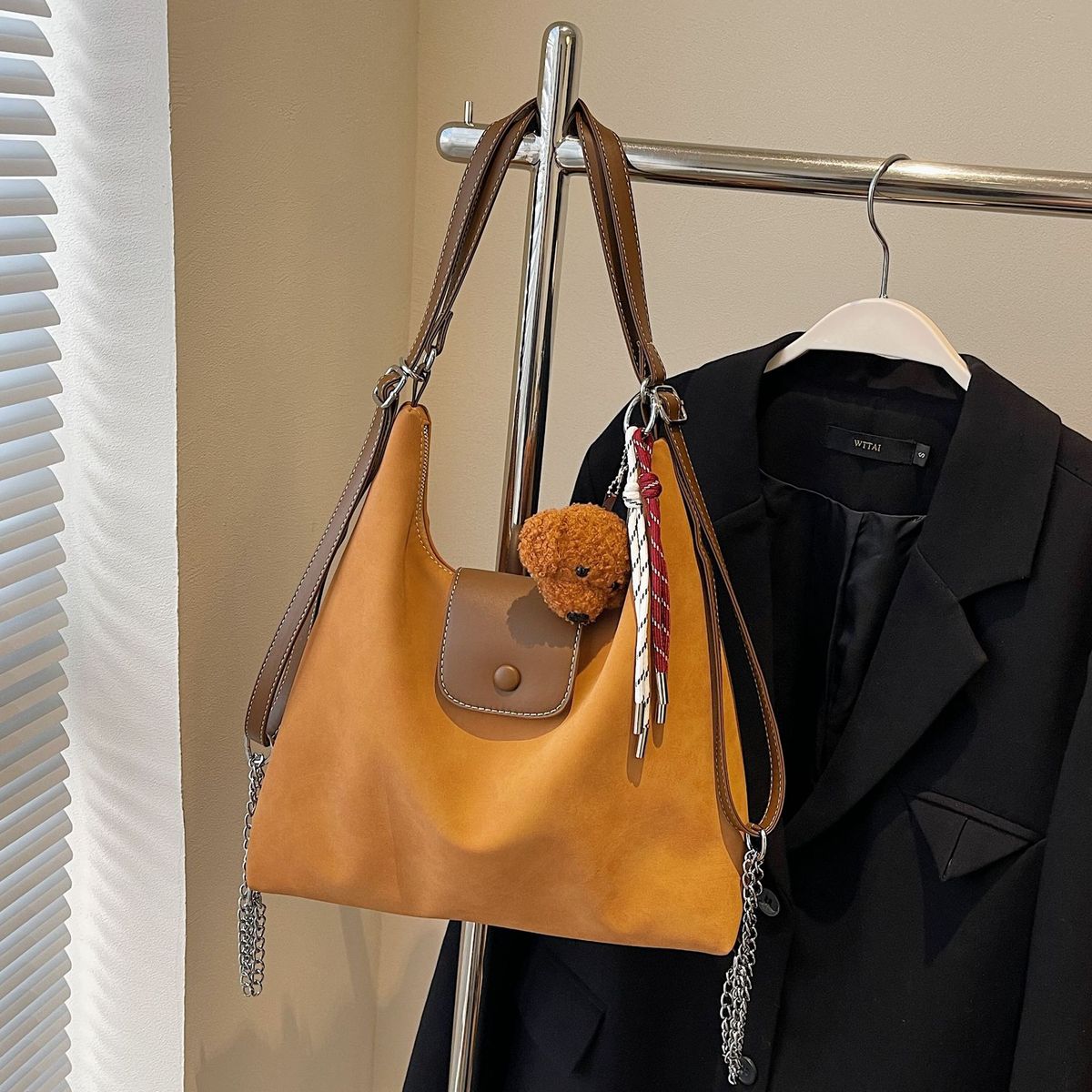 This year's popular large capacity spliced multifunctional shoulder bag 2024 trend three types of back method chain_voghion.com