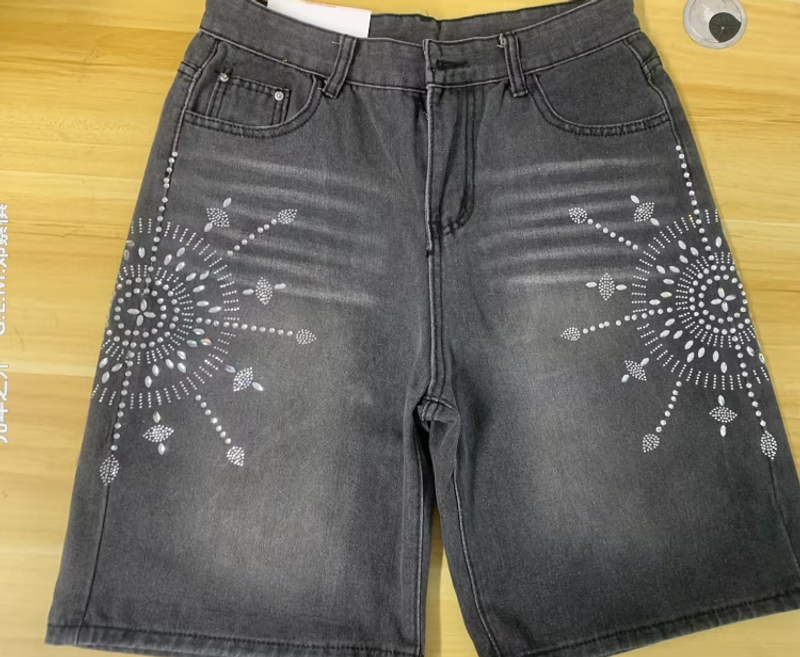 Muška odjeća, trendi, ulični stil, traper kratke hlače ukrašene rhinestoneom, muška odjeća za glavnu ulicu, niša, sve kombinacije_voghion.com