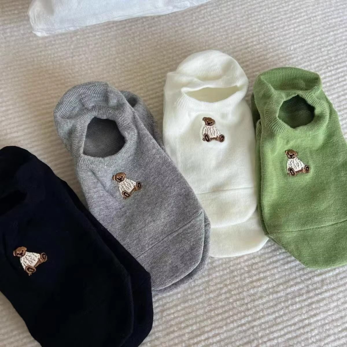 Bērnu korejiešu izdevums ar izšūtu mazo lāču laivu vasarā un pret slīdēšanu papēžiem jaukas vienkrāsainas multfilmu zeķes_voghion.com