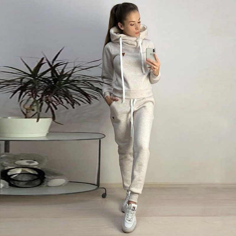 Tuta sportiva per il tempo libero in pelle alla moda autunno e inverno 2023 da donna_voghion.com