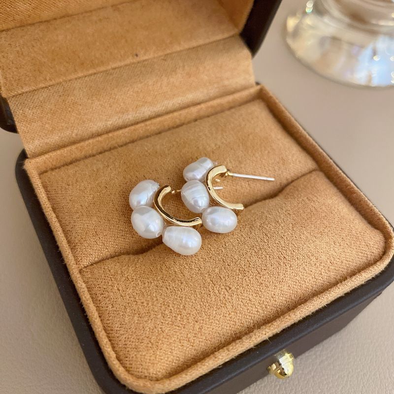Diamantbesetzte Perlen-Buchstaben-Herzschleifen-Ohrringe im Designer-Stil mit High-End-Design-Ohrringen und Temperament-Ohrringen_voghion.com