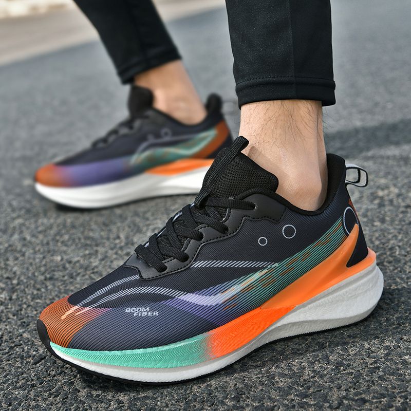 Principale Un paio di scarpe da corsa con membrane in gomma antideflagranti e piastre in carbonio._voghion.com