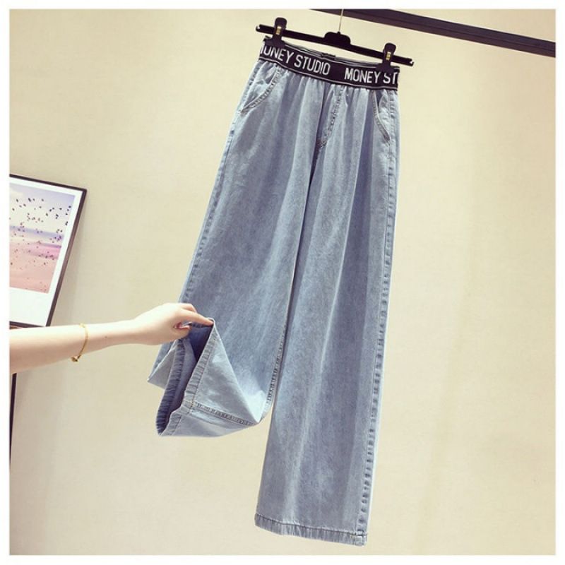 Completo streetwear con felpa con cappuccio e jeans svasati: top oversize con spalle scese e denim a vita alta e gamba larga per un look casual chic._voghion.com