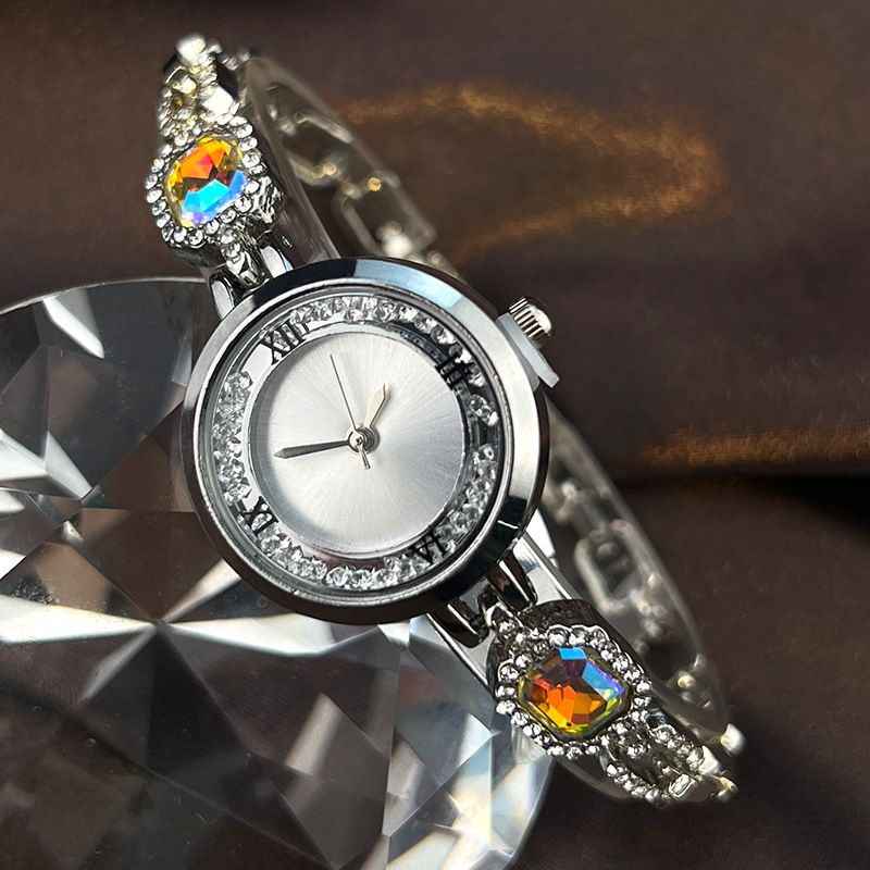 Orologi da donna con bracciale New Ball Fire Diamond Exquisite Small Dial Orologio al quarzo da donna con bracciale in diamanti Orologio da donna romano_voghion.com