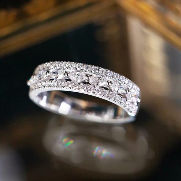 Cao Shi's niche design style fashionable temperament copper plated platinum half circle full diamond horse eye zircon_voghion.com