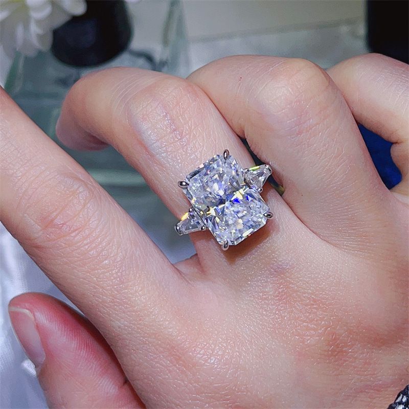 Anillo rectangular de moissanita radiante de 10 quilates para mujer, serie de moda de tres piedras_voghion.com