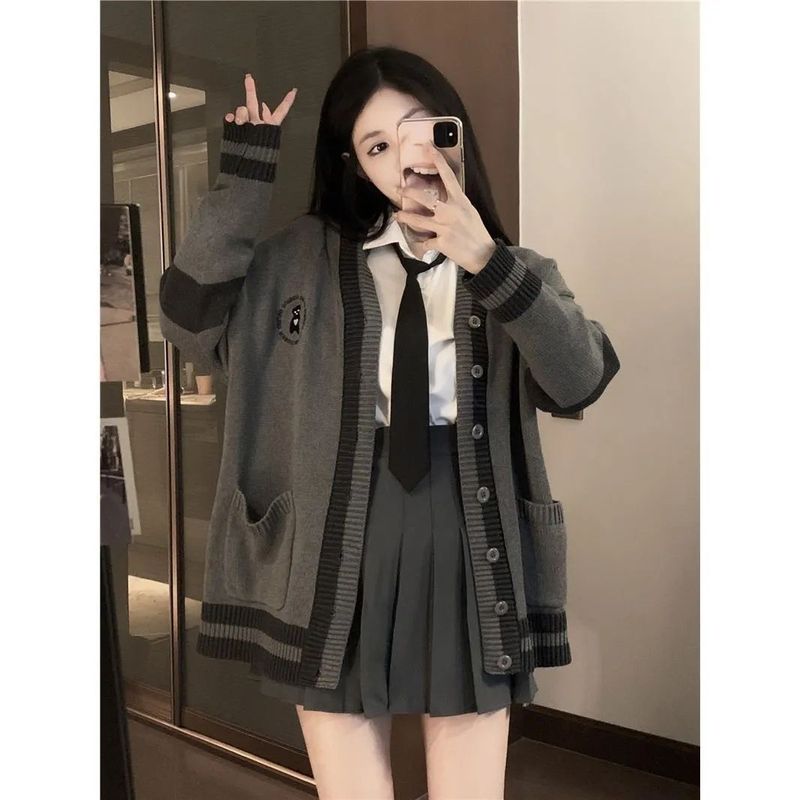Bestickte graue Strickjacke der Little Bear Academy für Damen im Herbst mit V-Ausschnitt und lockerer Taille, kontrastierendem Pullover im Lazy-Style_voghion.com