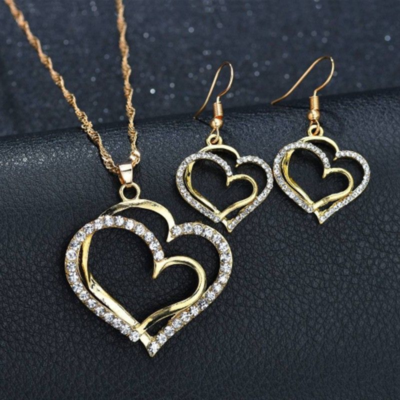 Doppeltes hohles Liebesherz-Schmuckset mit Halskette mit Anhänger, Ohrringen und Kettenarmband mit eingelegtem glänzendem Zirkon im Vintage-Stil_voghion.com