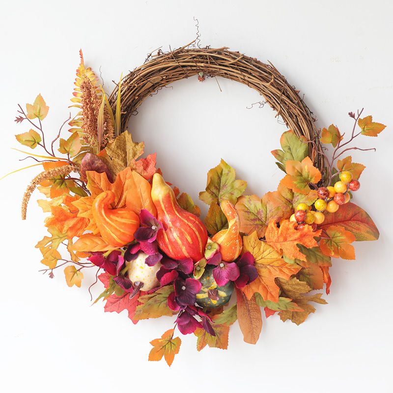 Herbstkranz mit verschiedenen Kürbissen Tannenzapfen für Türdeko Ahornblattkranz_voghion.com