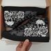 Die High-Top-Canvas-Schuhe mit Totenkopf- und Rosen-Print sind leicht, bequem, atmungsaktiv und strapazierfähig und eignen sich daher perfekt für Halloween._voghion.com