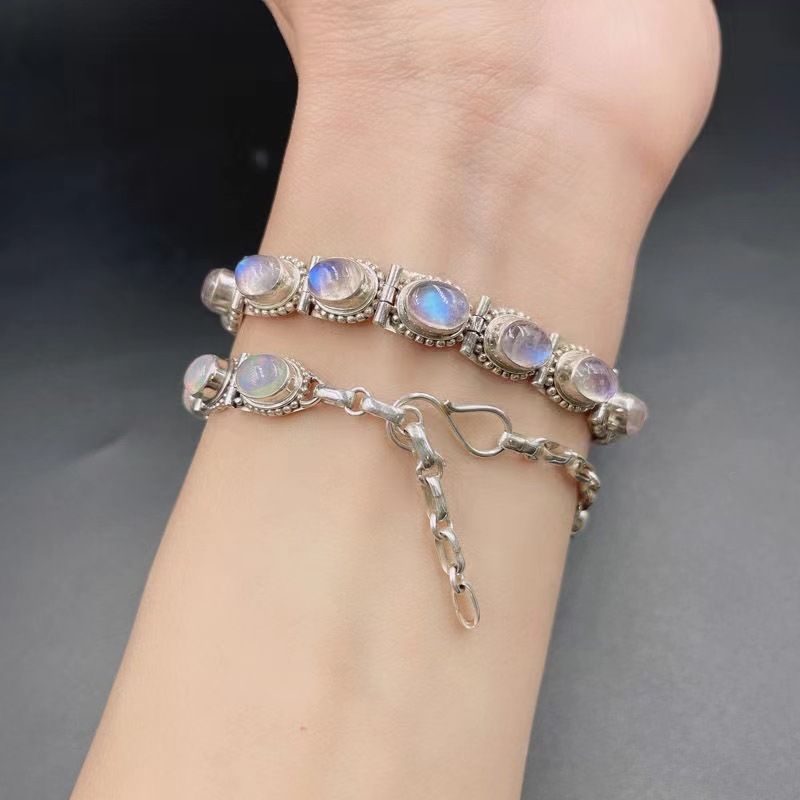 Bracciale alla moda in stile etnico unico, fatto a mano in Nepal con gioielli placcati in argento e pietra di luna blu opale_voghion.com