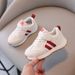 Scarpe da ginnastica da papà primavera e autunno 2025 per bambini di 1-2 anni, bianche, traspiranti, versatili._voghion.com