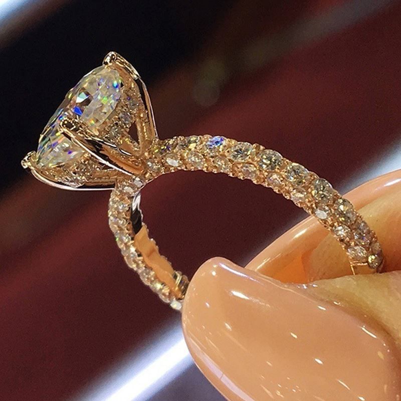 Modischer Damen-Ring mit glänzendem, rundem Prinzessinnen-Diamant_voghion.com