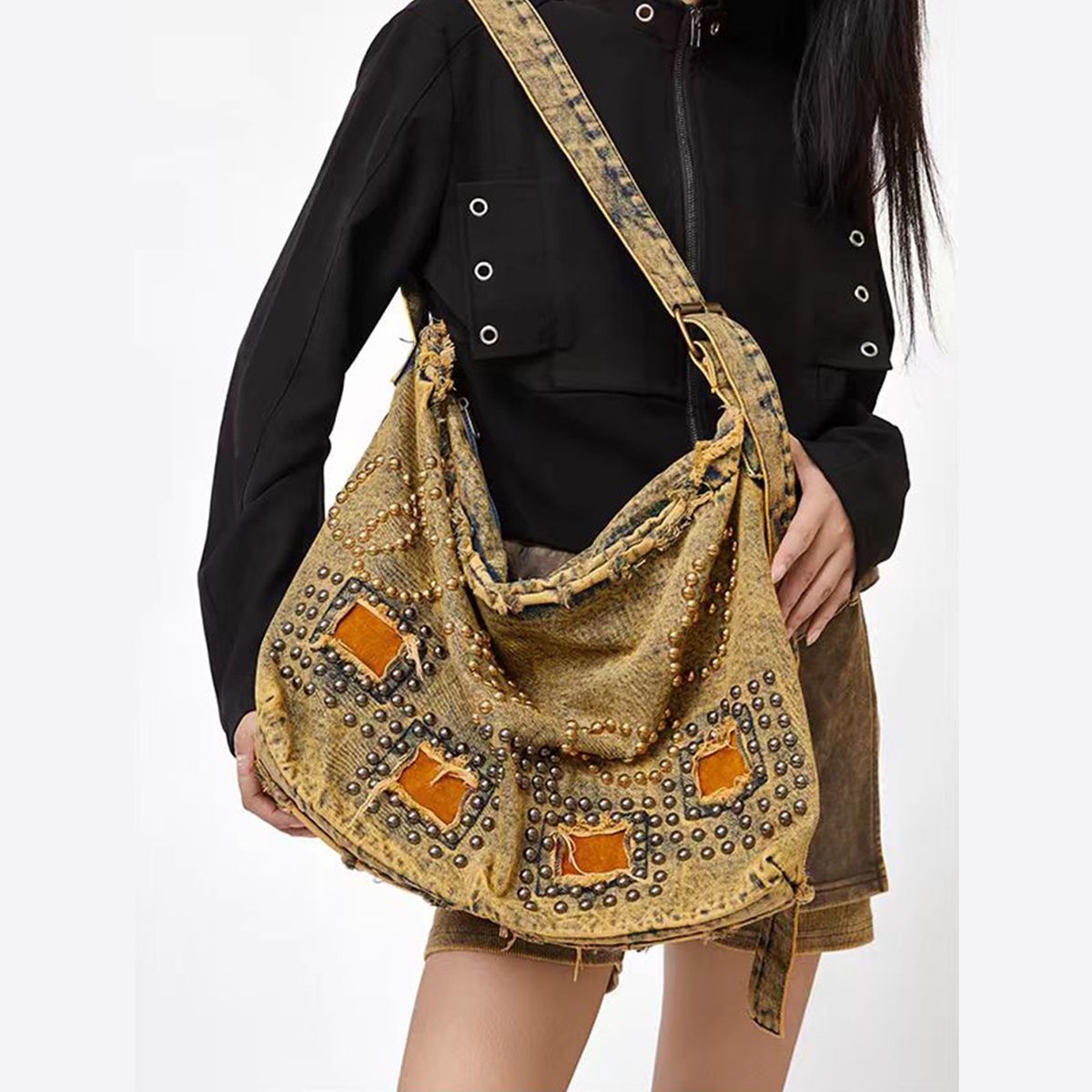 Borsa a tracolla in denim stile apocalittico con decorazione borchiata, autunno/inverno 2025, novità_voghion.com