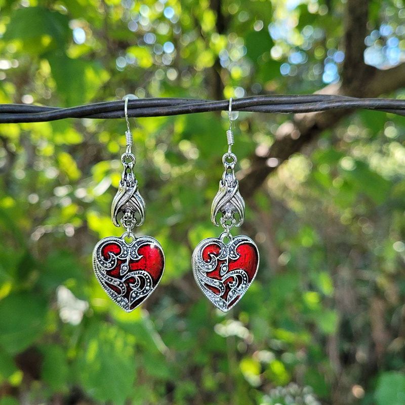 Orecchini vintage con ciondolo a forma di pipistrello e cuore rosso_voghion.com