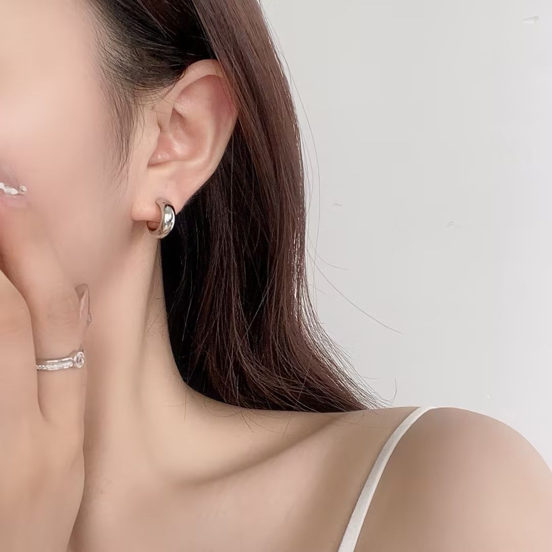 Boucles d'oreilles simples en métal pour femmes, en argent pur 925, boucles d'oreilles de niche torsadées haut de gamme, boucles d'oreilles de niche légères et luxueuses, aiguille en argent_voghion.com