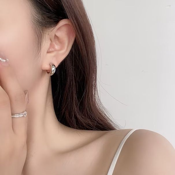 Boucles d'oreilles simples en métal pour femmes, en argent pur 925, boucles d'oreilles de niche torsadées haut de gamme, boucles d'oreilles de niche légères et luxueuses, aiguille en argent_voghion.com