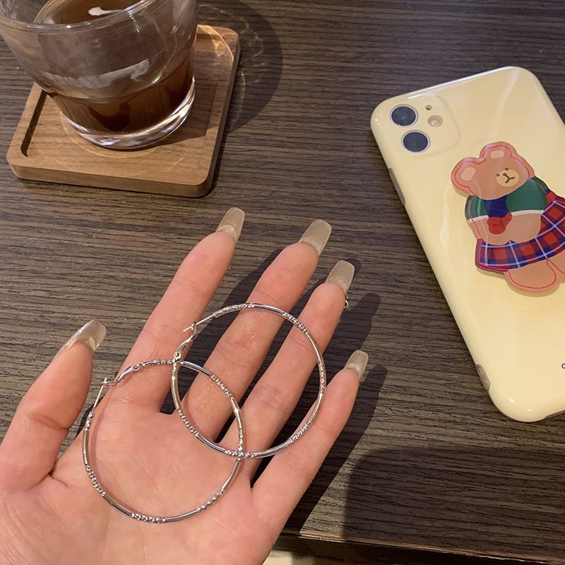 Orecchini a cerchio grandi e semplici esagerati con design a nicchia, stile freddo, per donna, modello 2022_voghion.com