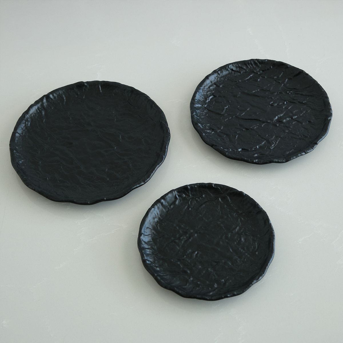 Minimalistisches gewelltes Tablett – Eleganter runder Servierteller aus Eisen für Snacks, Desserts und Heimdekoration (moderner Luxusstil)_voghion.com