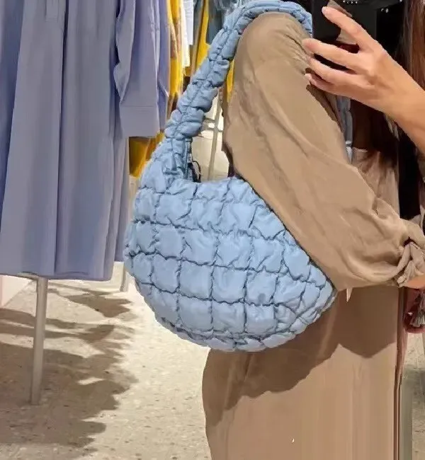 2023 Autumn/Winter New Cloud Large Capacity Shoulder Folded Puff Lightweight Quilted Crossbody Commuter Tote Bag_voghion.com