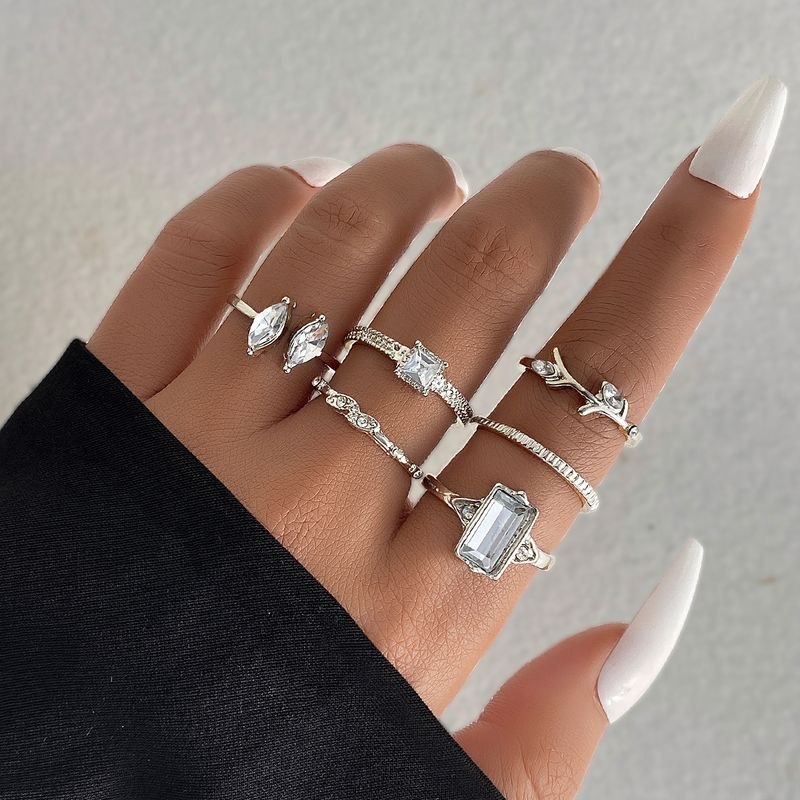 Nischen-Ringset für Damen aus Legierung mit eingelegten Diamanten im Zuckerwürfel-Design_voghion.com