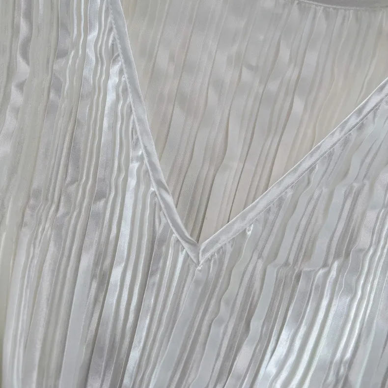 Vêtements pour femmes Costume à la mode, tempérament féminin, chemise brillante à manches longues et col en V avec ourlet en feuille de lotus pour femmes, jupe à paillettes taille haute_voghion.com