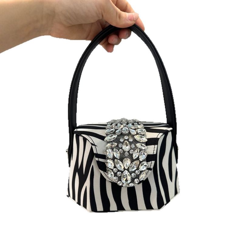2025 Fall/Winter New Women's Openwork Rhinestone Small Square Shoulder Bag_voghion.com