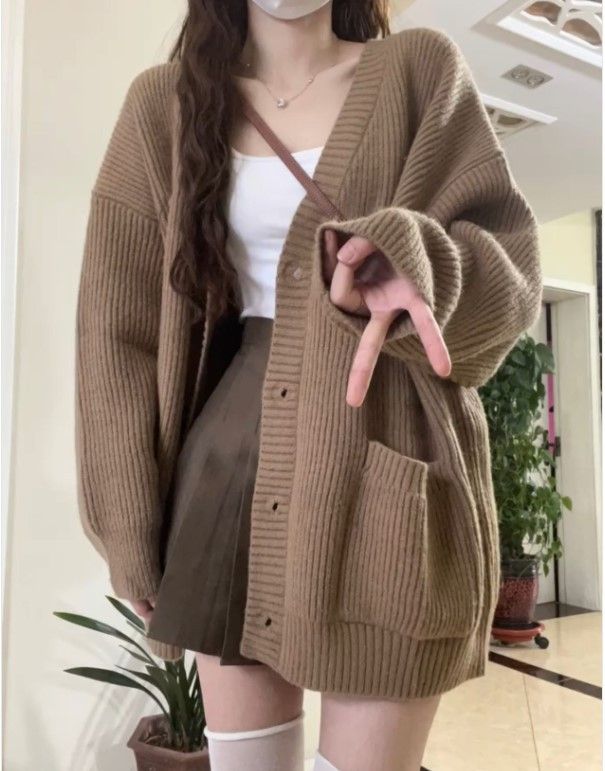 Coreano che indossa un piccolo maglione profumato lavorato a maglia per le donne in autunno, nuovo stile con giacca cardigan con scollo a V ampia e pigra_voghion.com